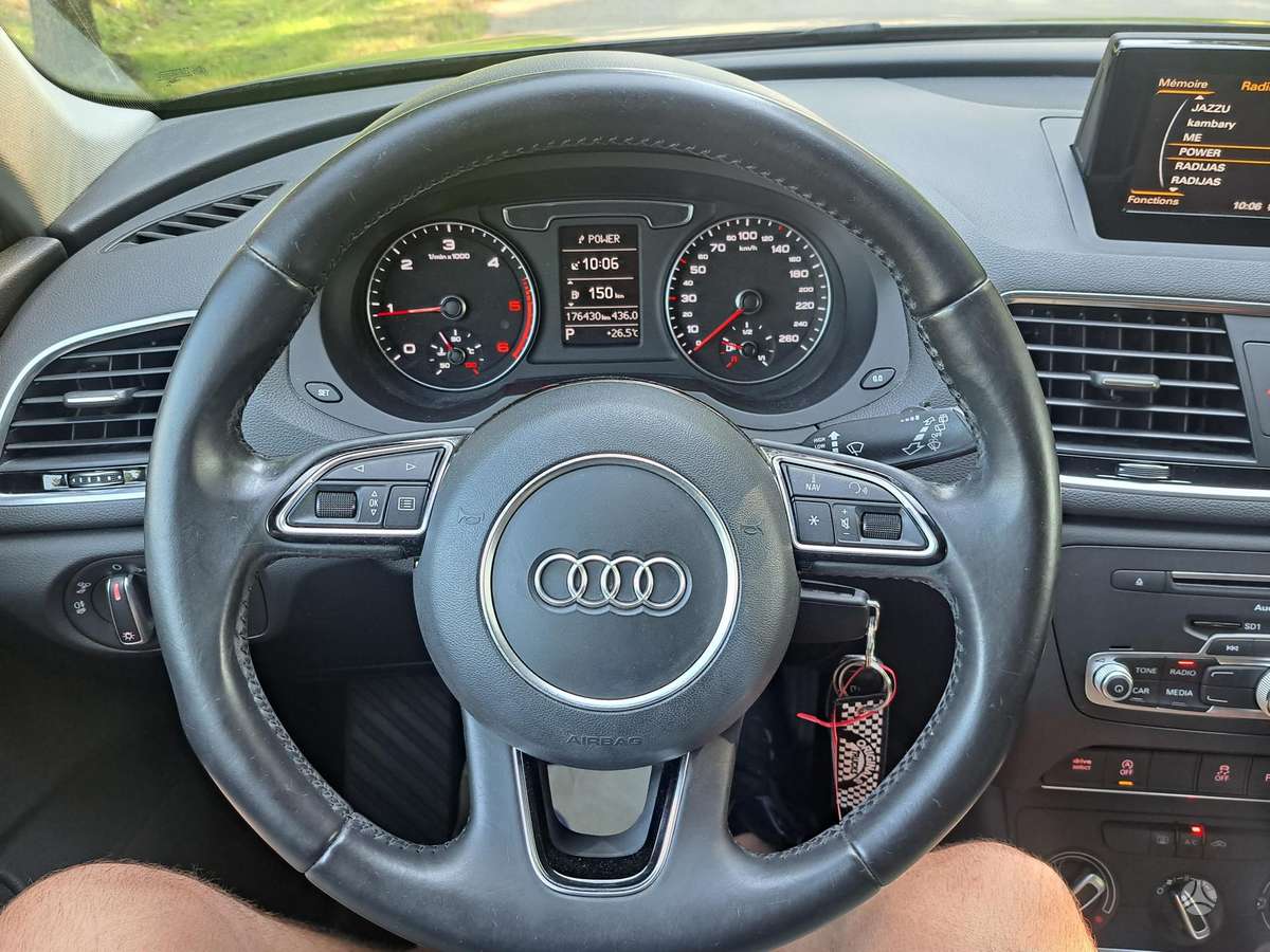 Audi Q3, 2.0 l., off-road / crossover