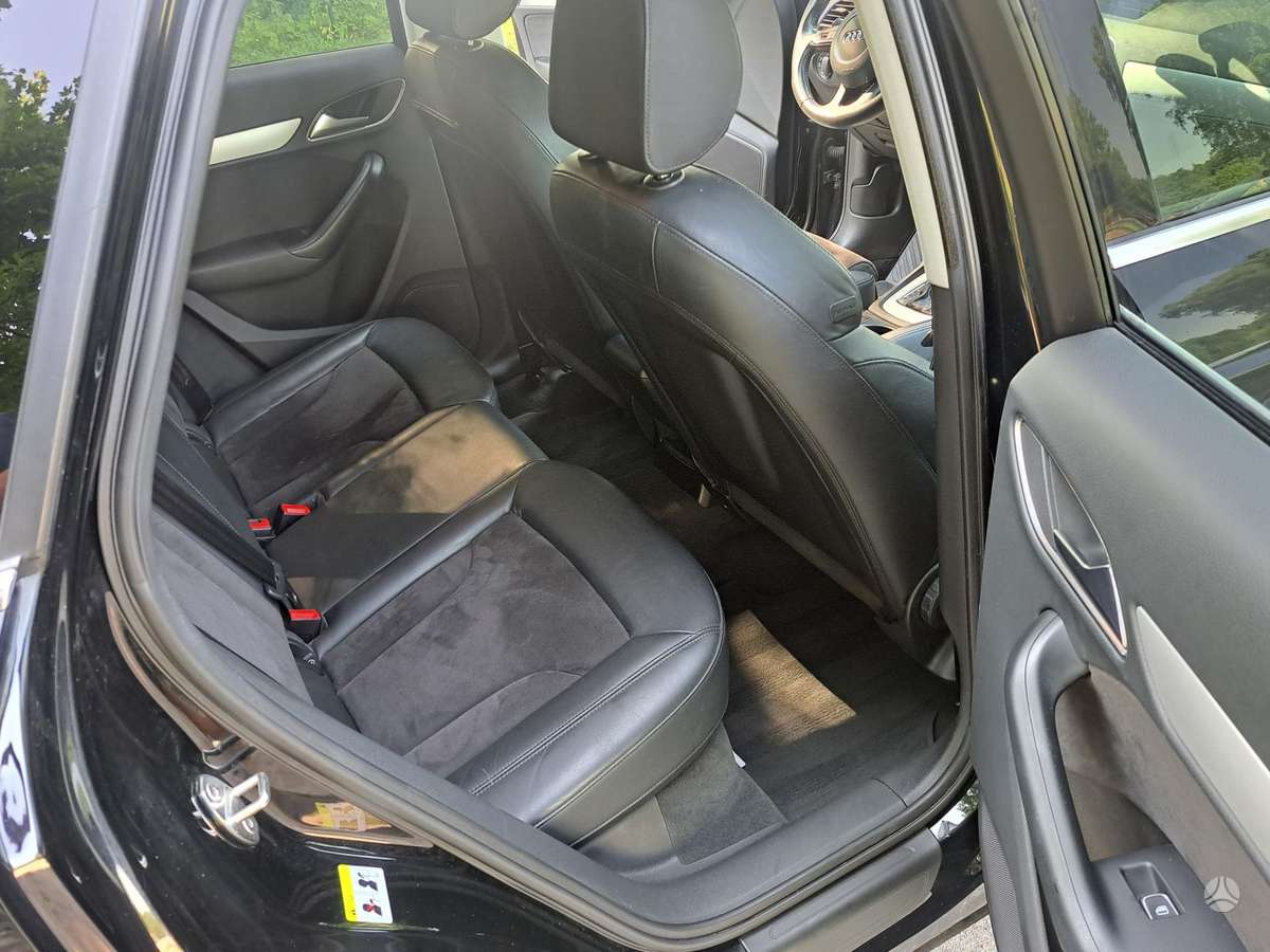 Audi Q3, 2.0 l., off-road / crossover