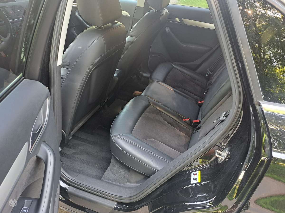 Audi Q3, 2.0 l., off-road / crossover