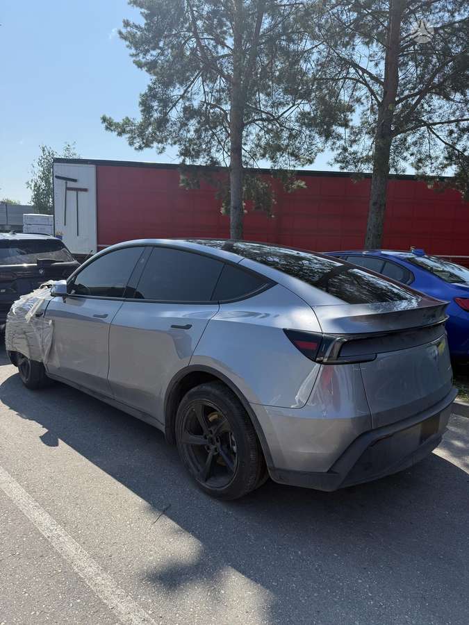 Tesla Model Y - 1