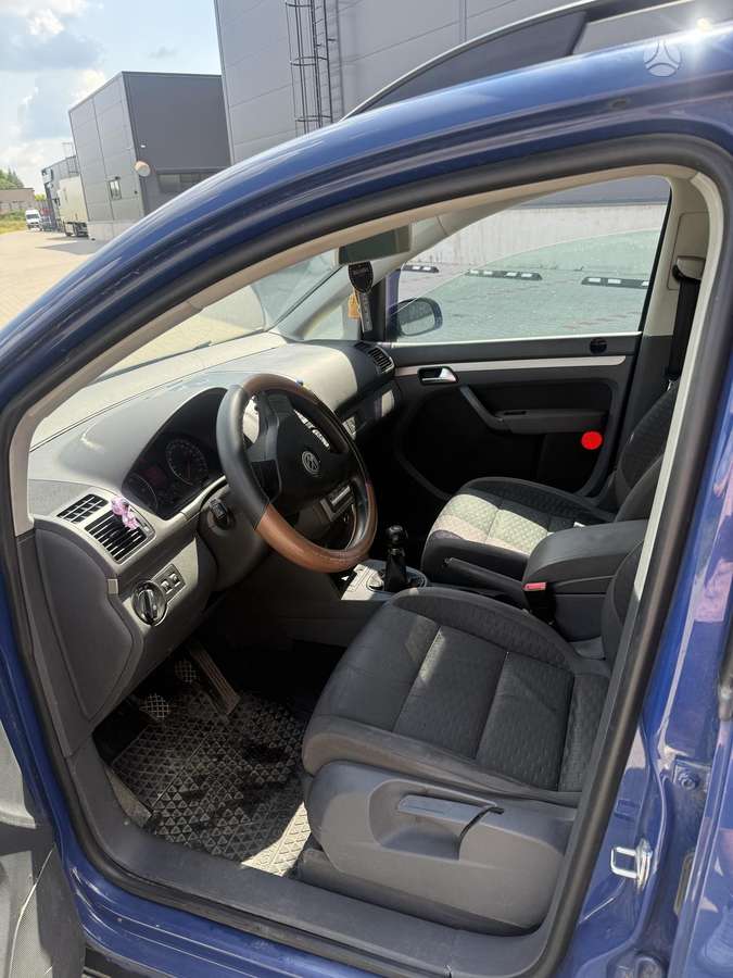 Volkswagen Touran - 11