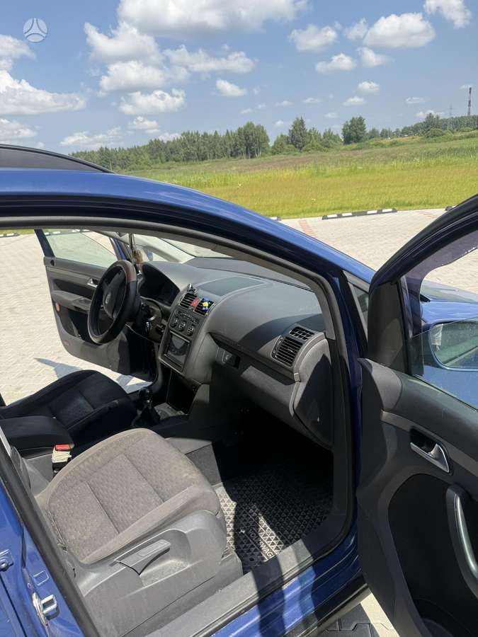 Volkswagen Touran - 12