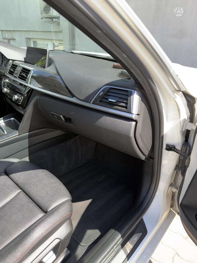 BMW 330, 2.0 l., Седан