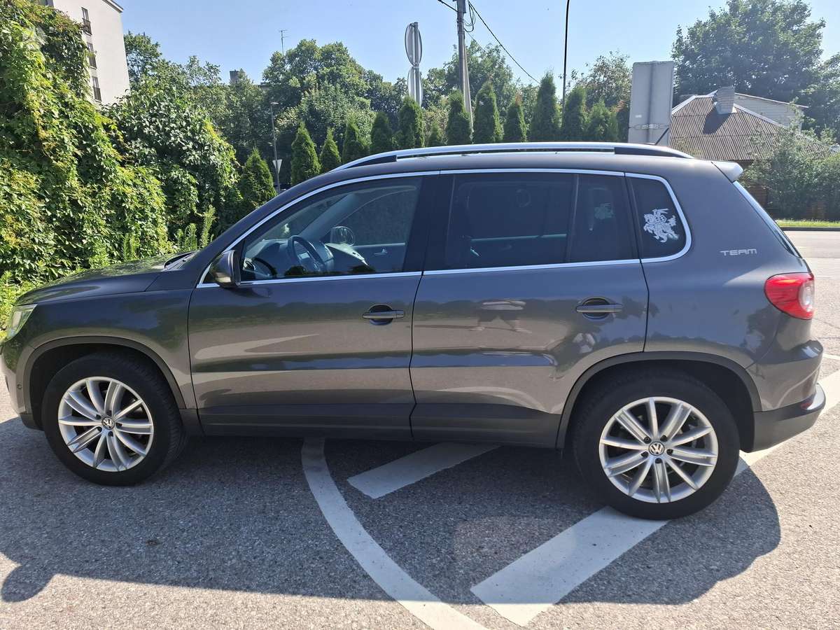Volkswagen Tiguan - 1