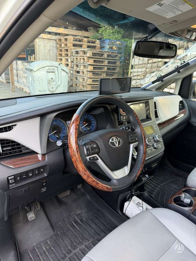 Toyota Sienna - 3
