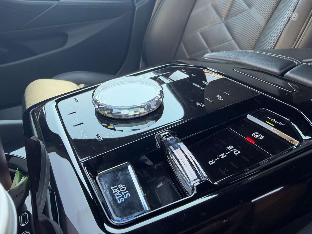 BMW i5, sedanas