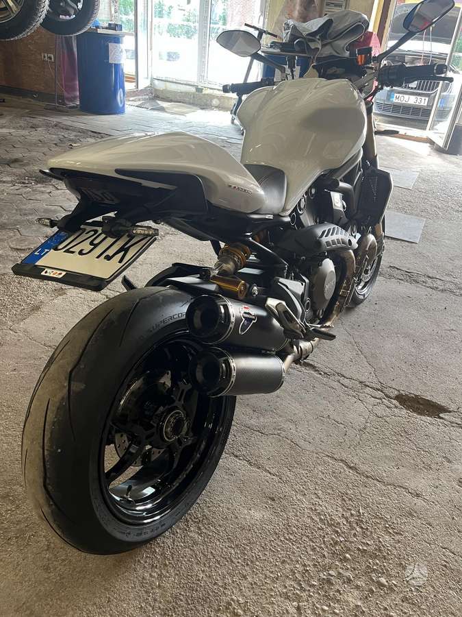 Ducati Monster 1200cc, street / classic