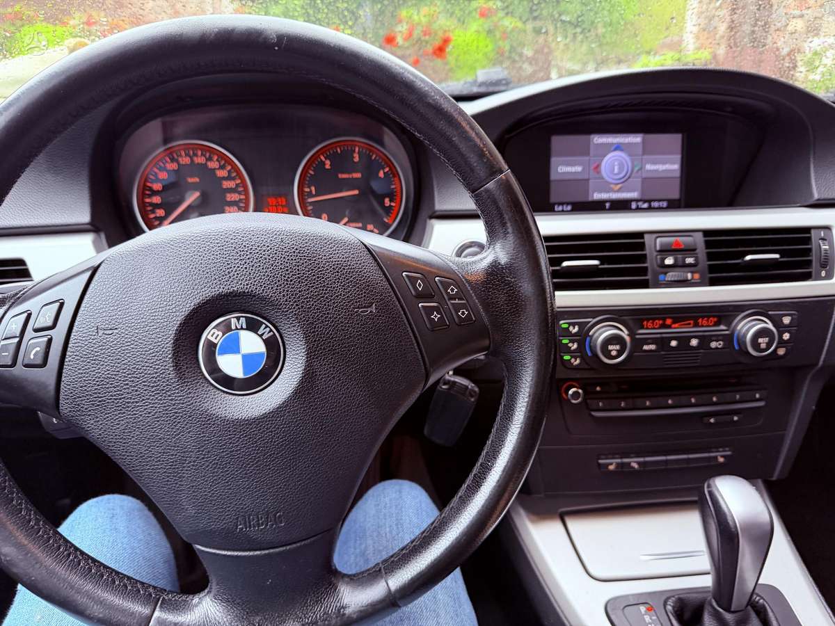 BMW 325, universalas