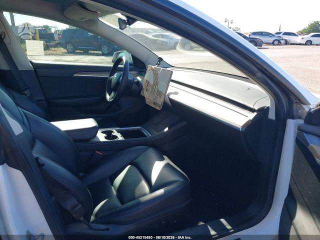 Tesla Model 3, Седан