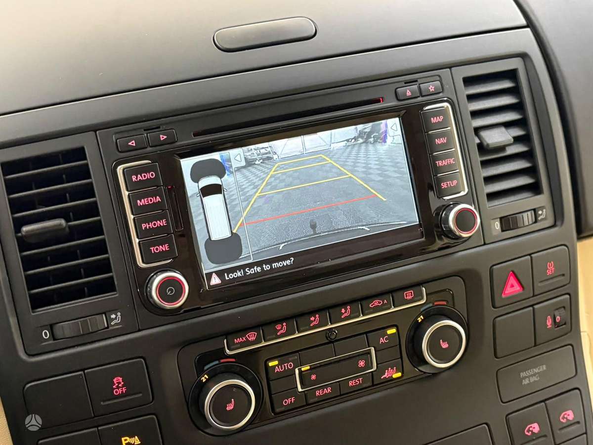 Volkswagen Multivan - 10