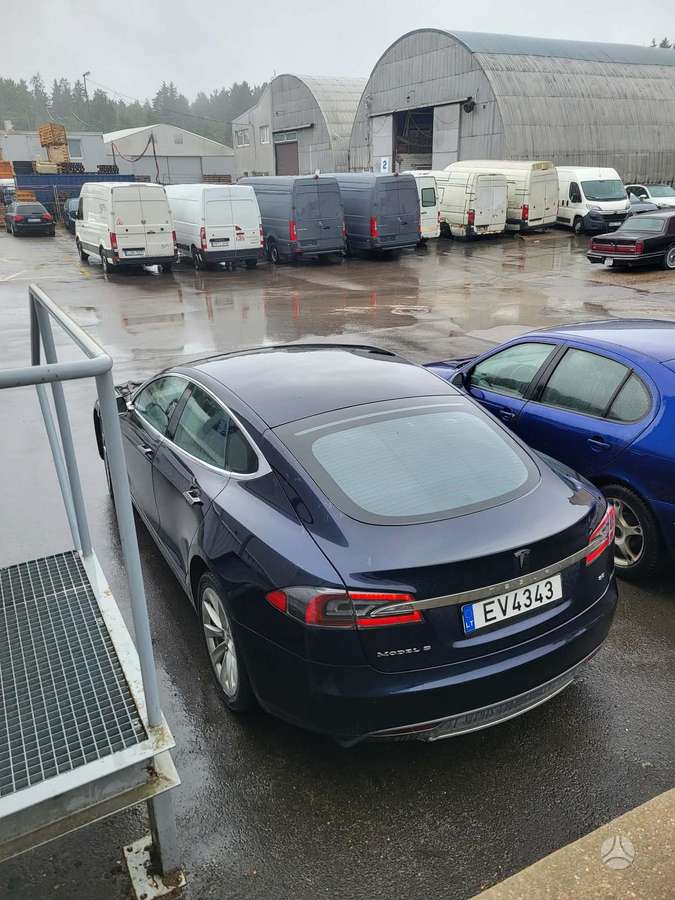 Tesla Model S, hečbeks