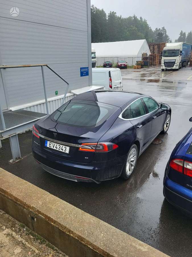 Tesla Model S, hečbeks