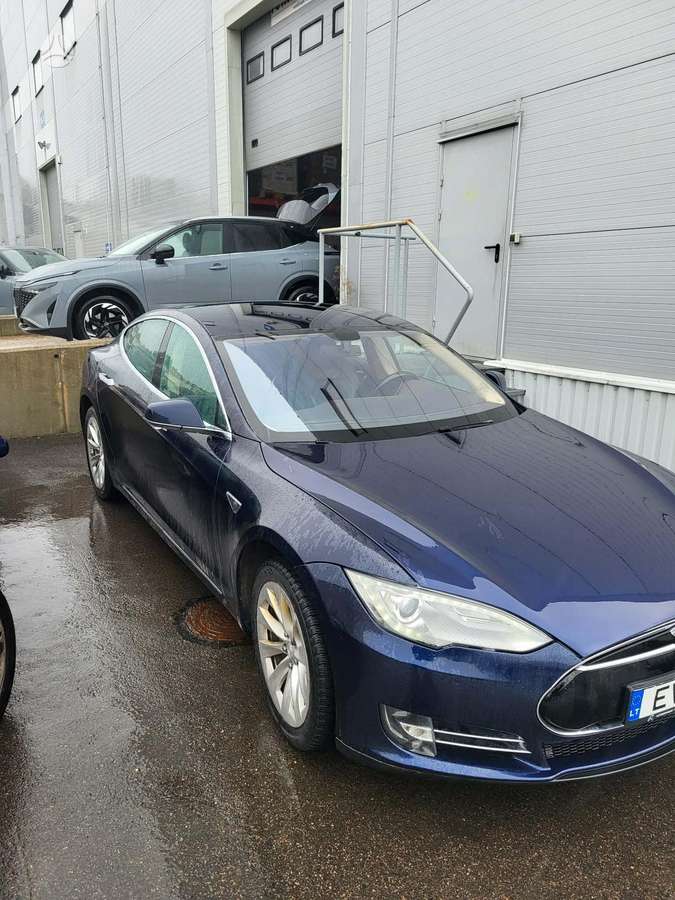 Tesla Model S, hečbeks