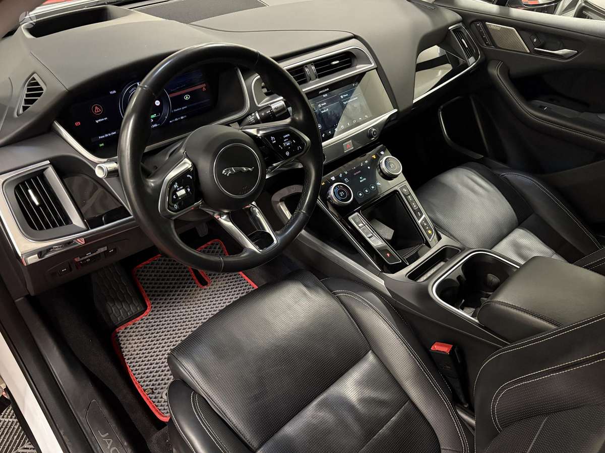 Jaguar I-Pace, off-road / crossover
