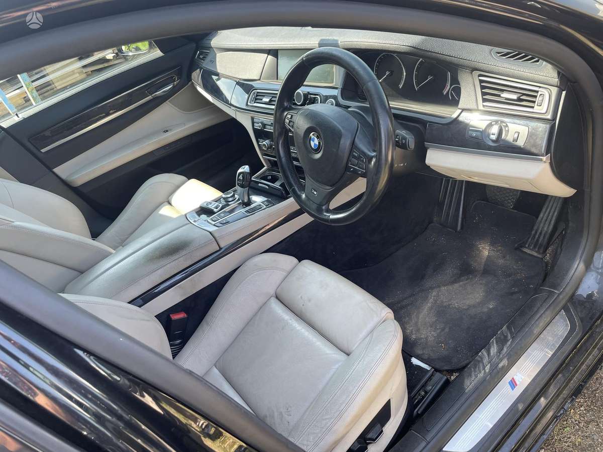 BMW 730, sedans