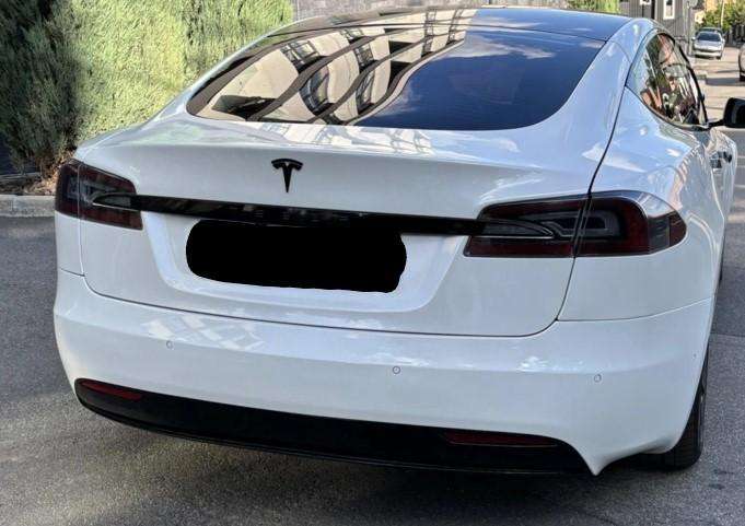 Tesla Model S Auto ardomas platesnė info telefonu