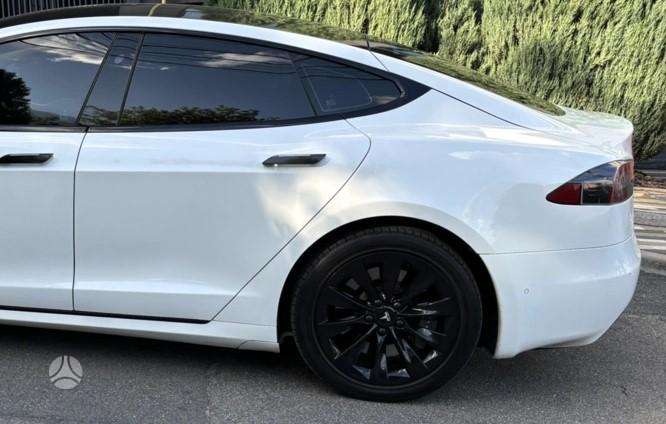 Tesla Model S Auto ardomas platesnė info telefonu