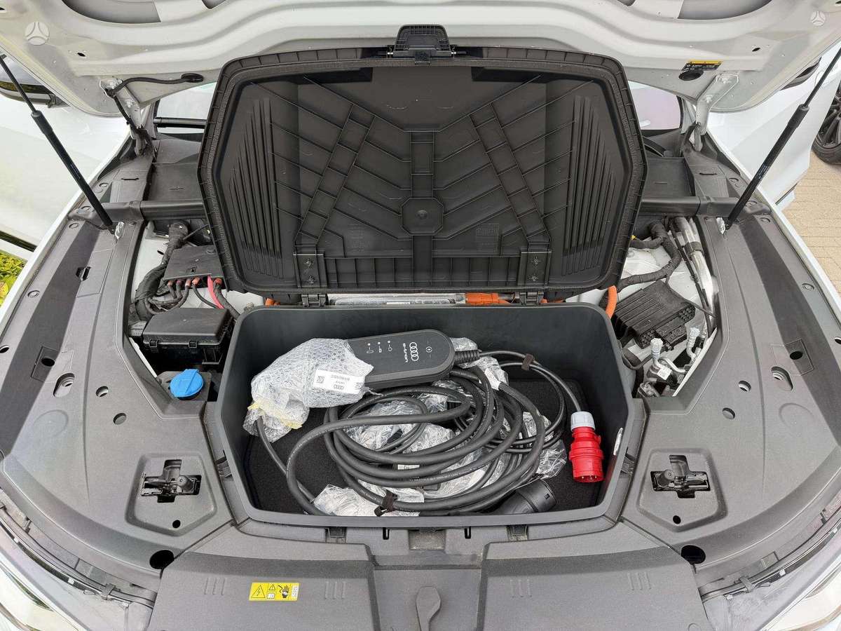 Audi e-tron, 95 kWh, off-road / crossover