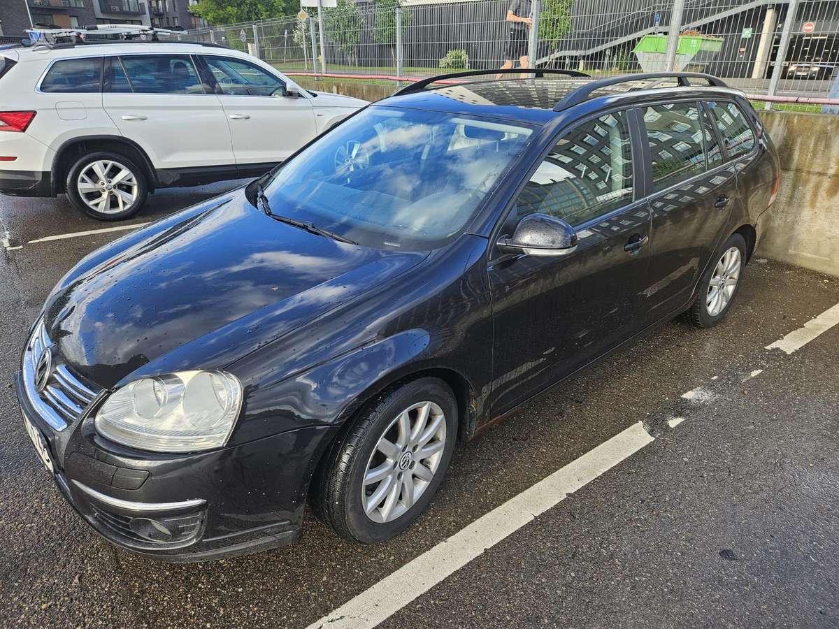Volkswagen Golf - 1