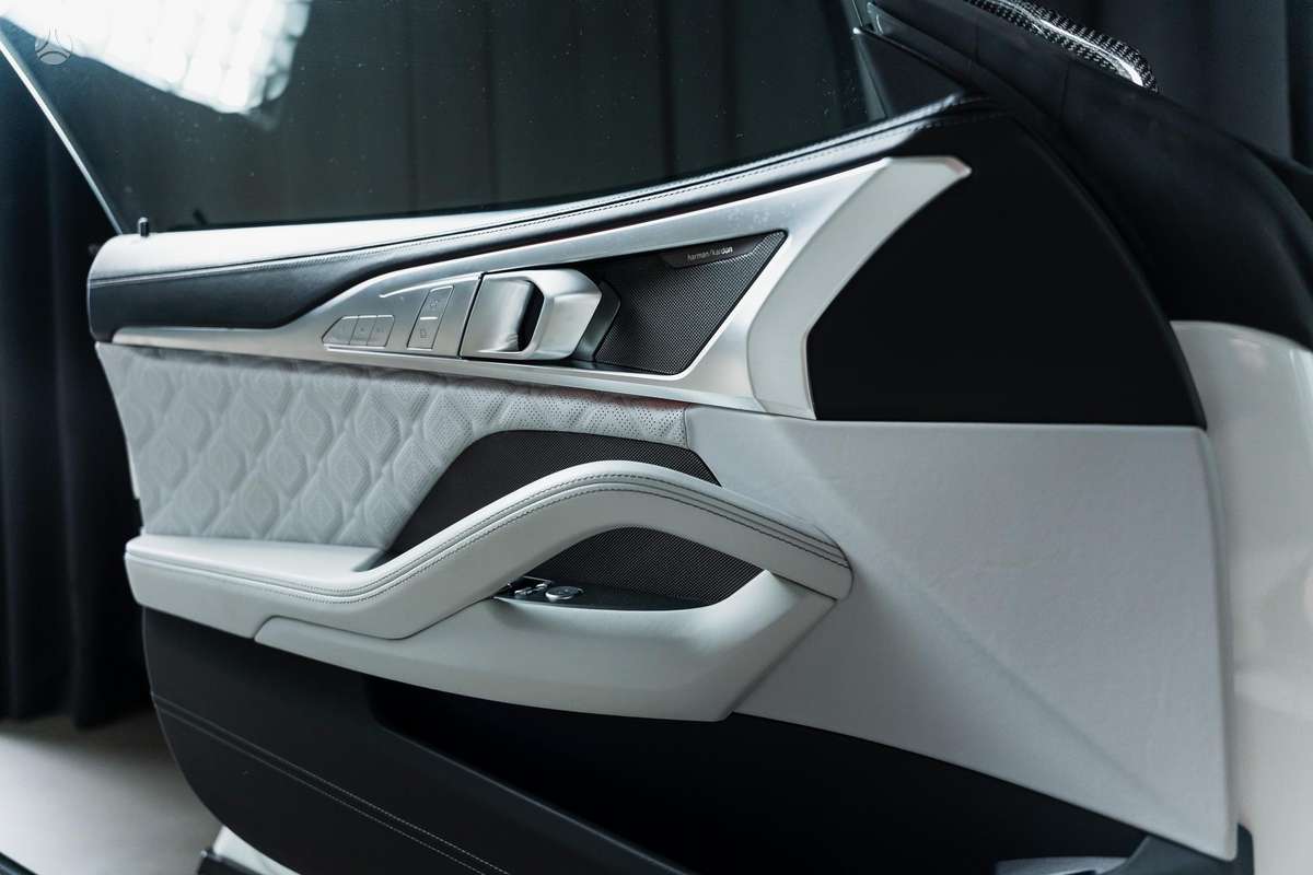 BMW M8, 4.4 l., Седан