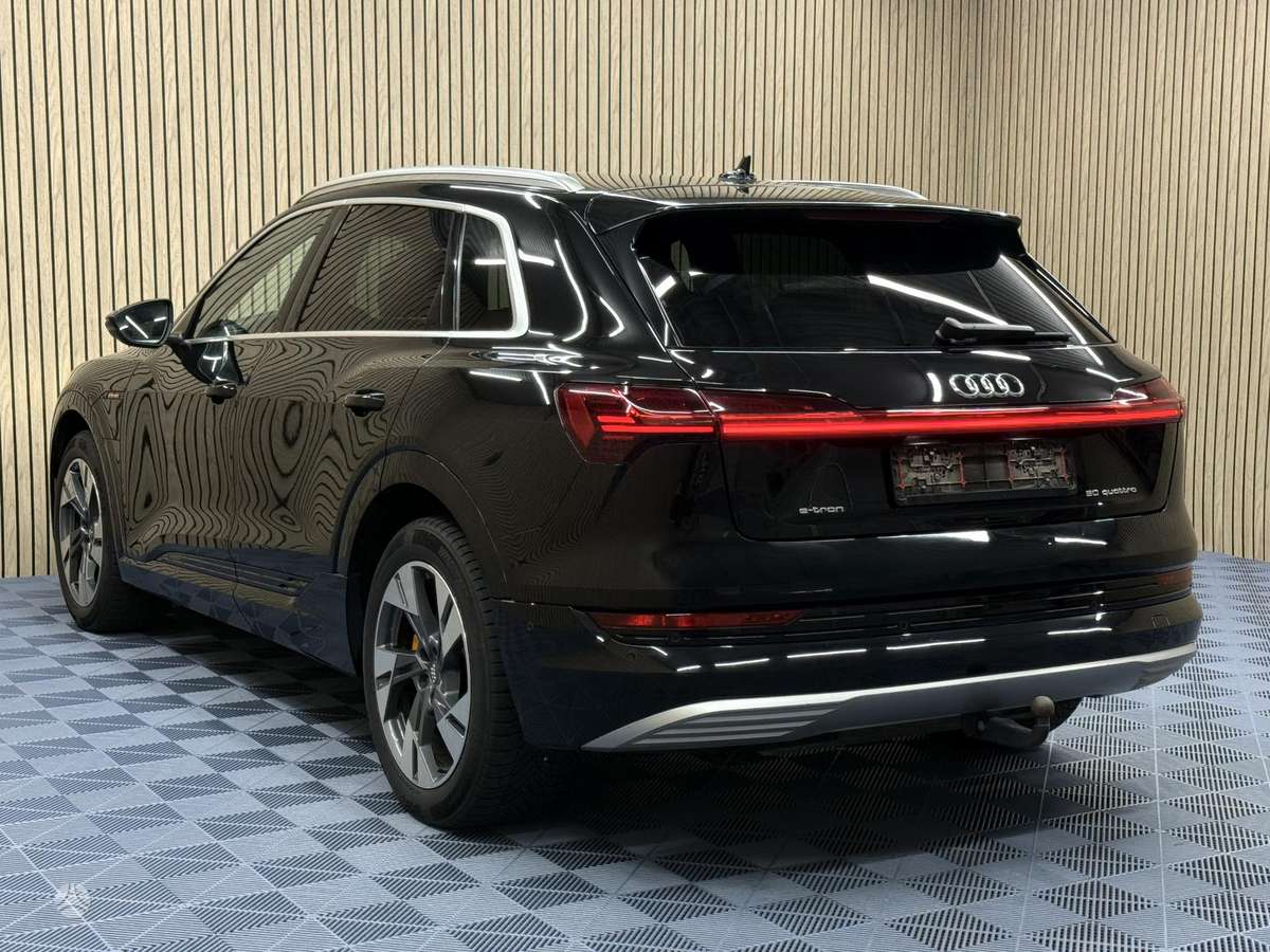 Audi e-tron, 71 kWh, off-road / crossover