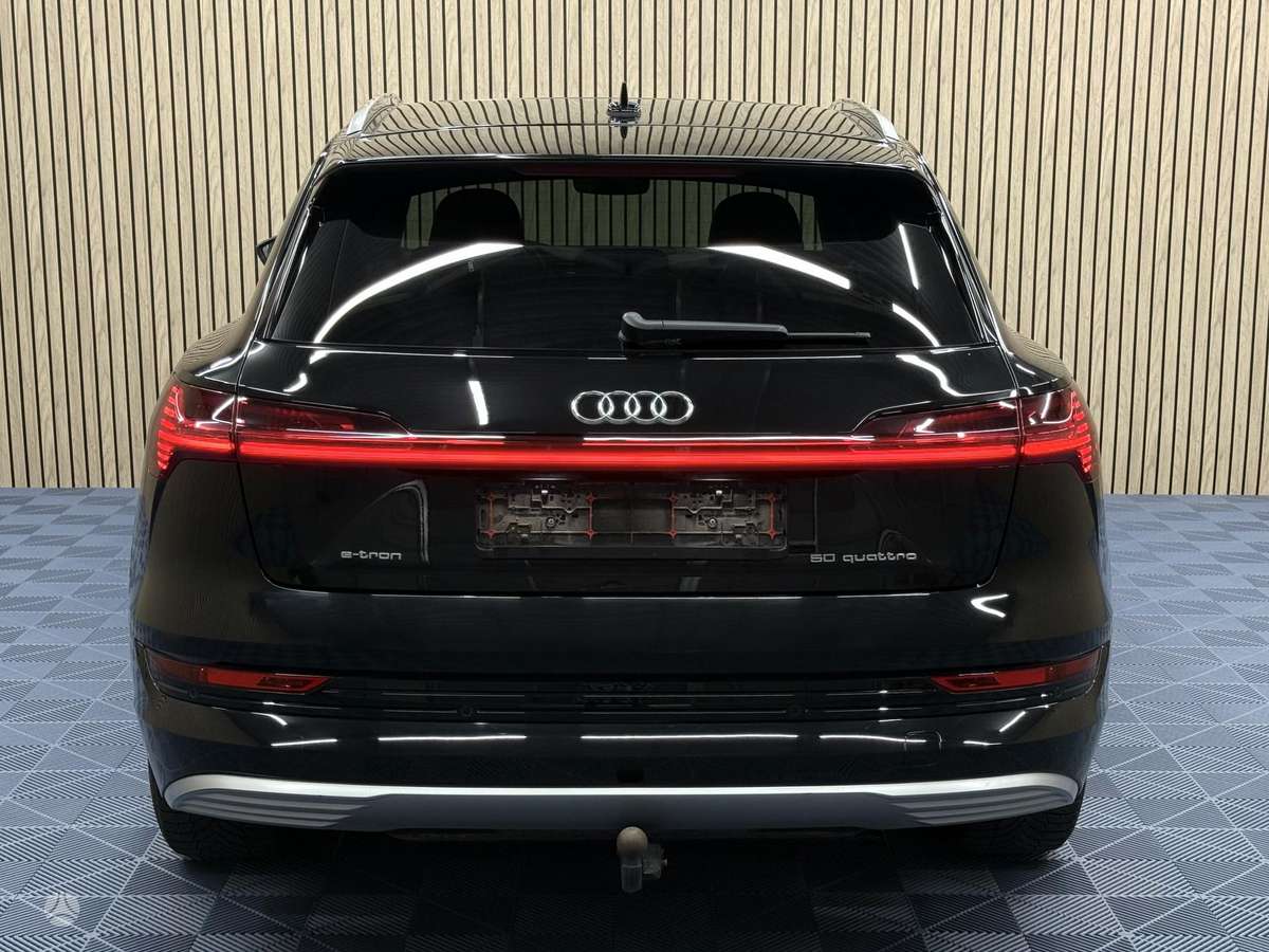 Audi e-tron, 71 kWh, off-road / crossover