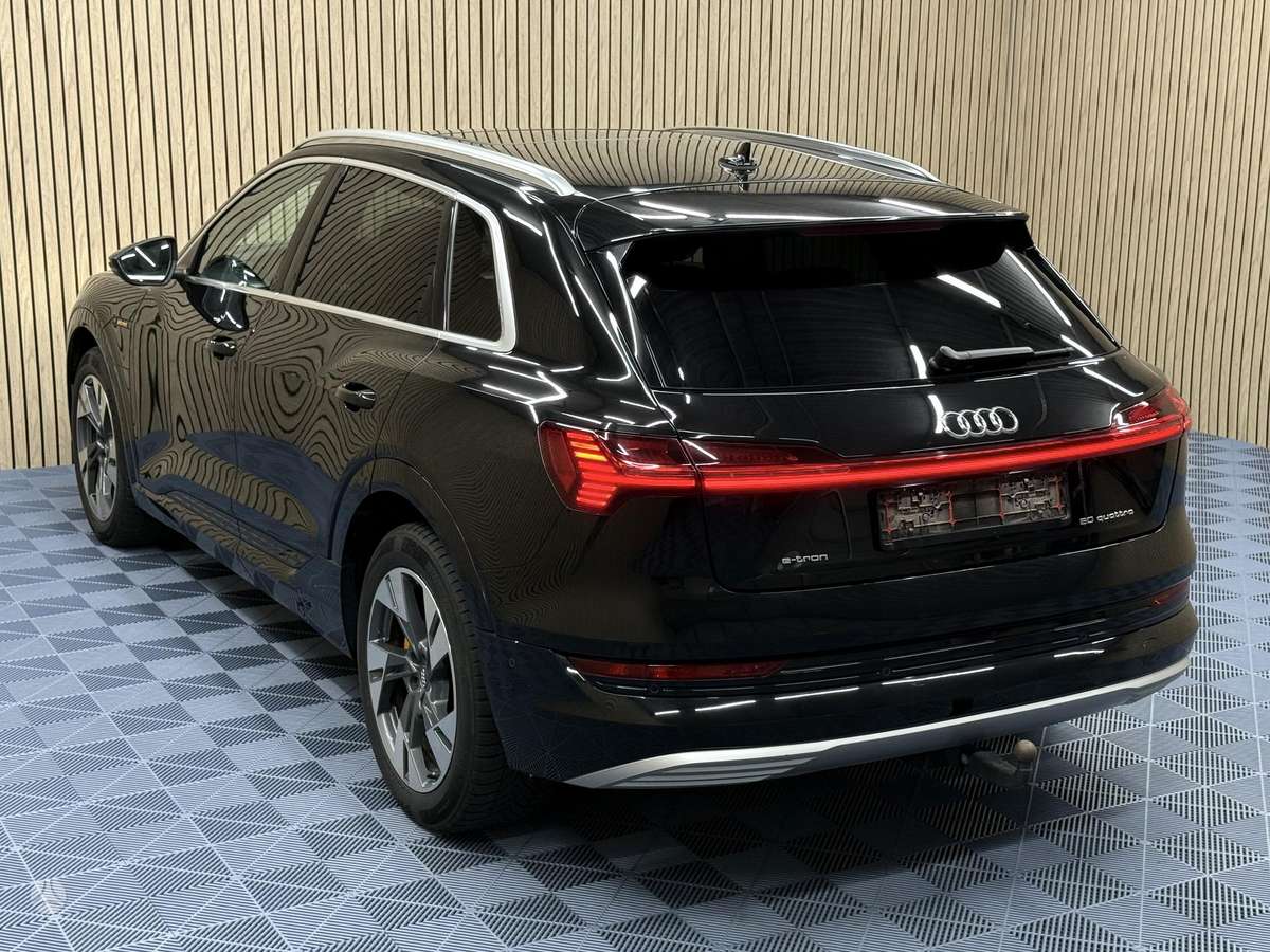 Audi e-tron, 71 kWh, off-road / crossover