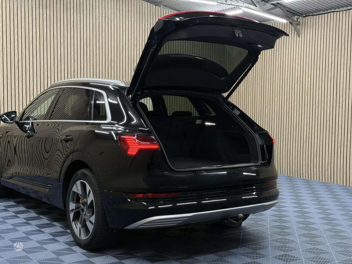 Audi e-tron, 71 kWh, off-road / crossover