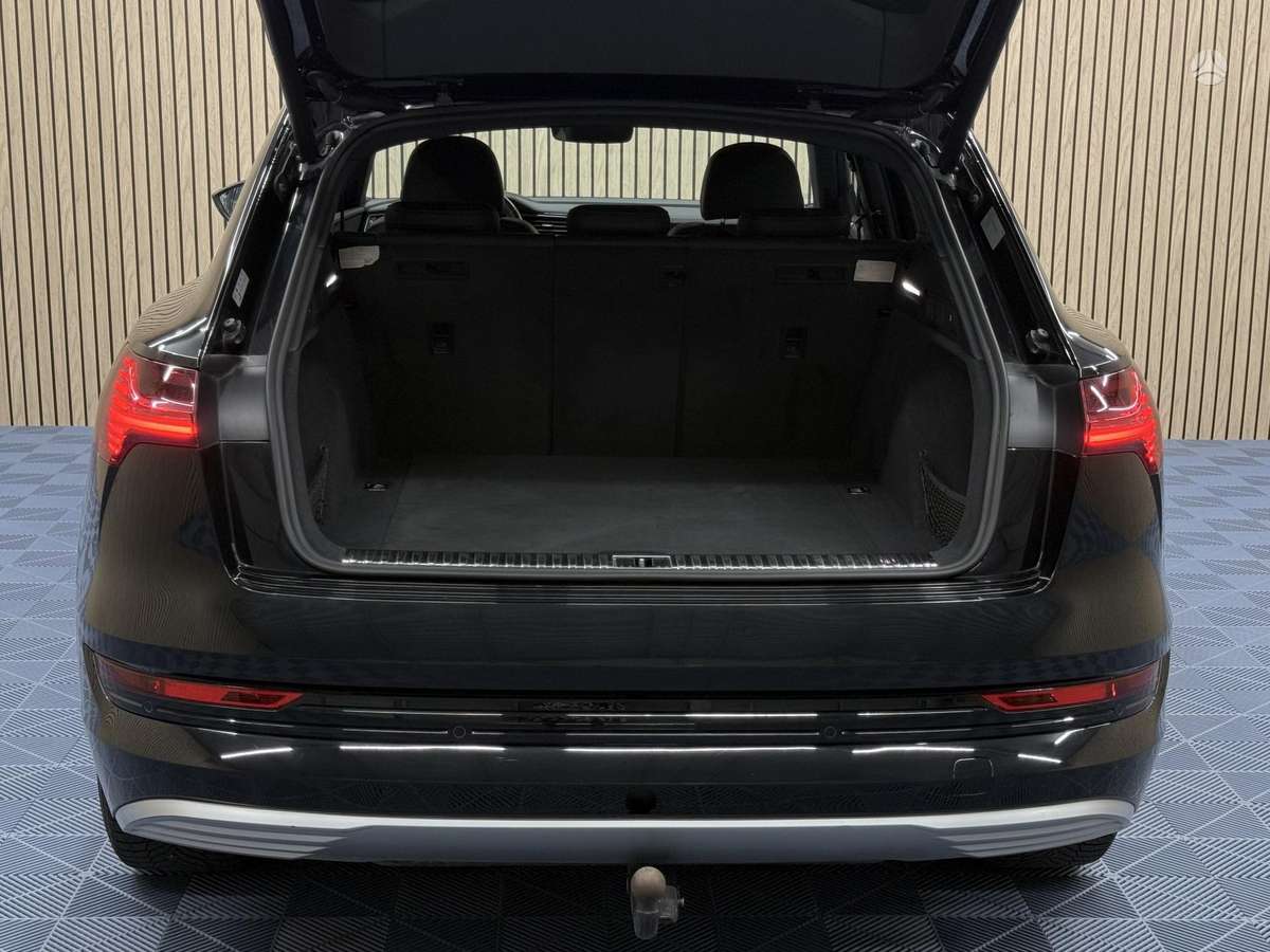 Audi e-tron, 71 kWh, off-road / crossover