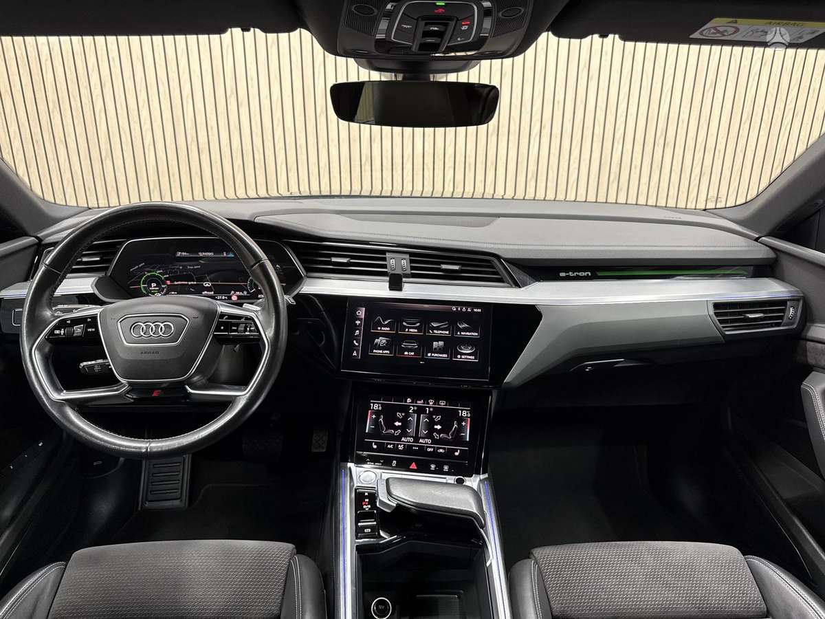 Audi e-tron, 71 kWh, off-road / crossover