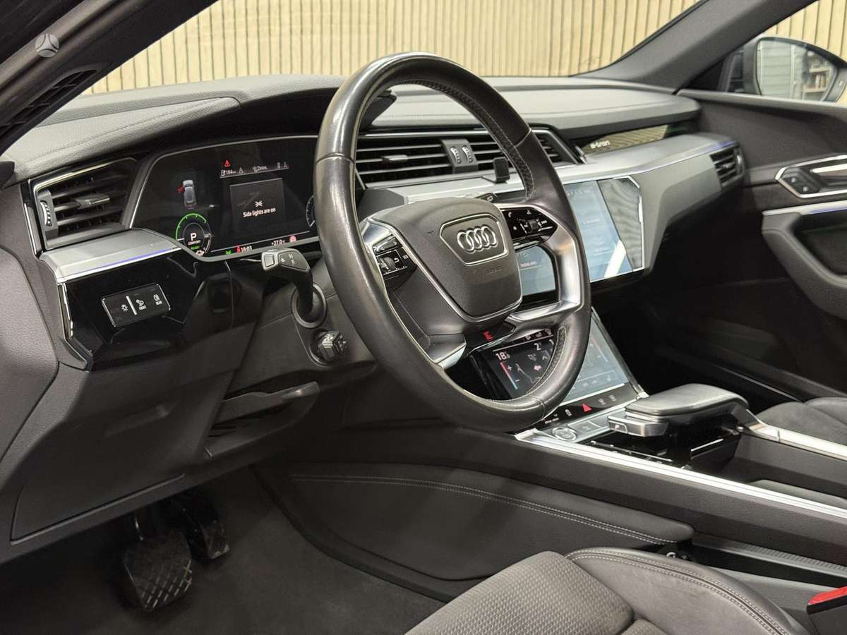 Audi e-tron, 71 kWh, off-road / crossover