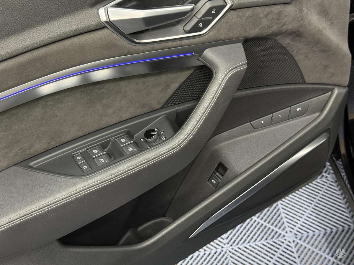 Audi e-tron, 71 kWh, off-road / crossover
