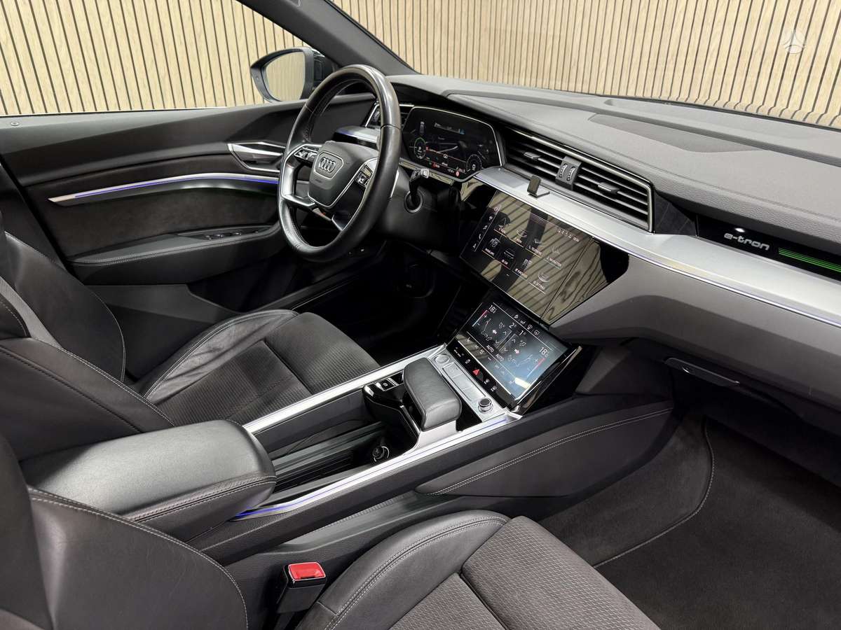 Audi e-tron, 71 kWh, off-road / crossover