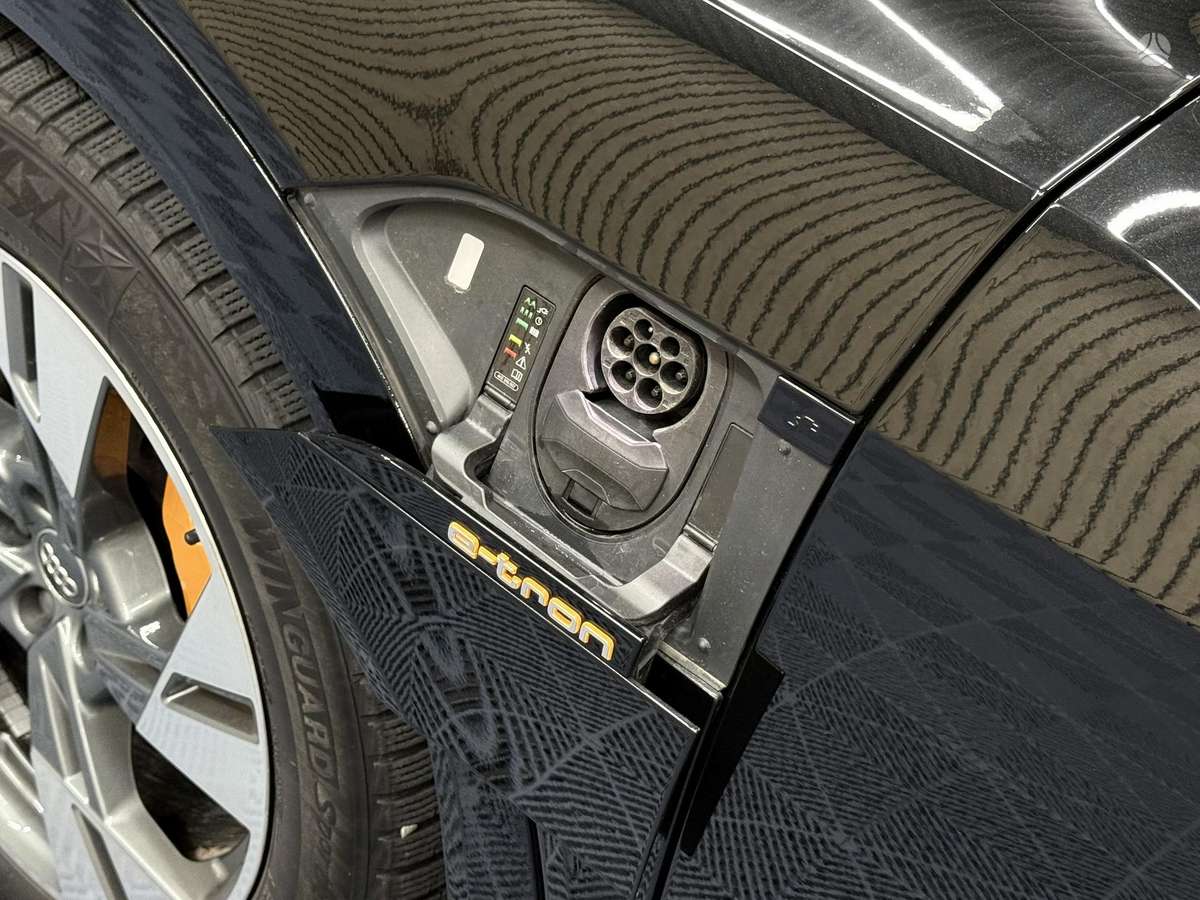 Audi e-tron, 71 kWh, off-road / crossover