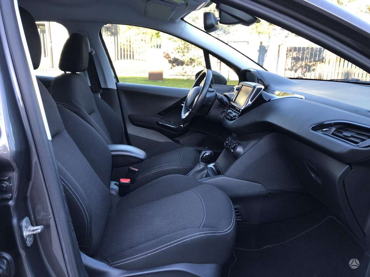 Peugeot 208 - 8