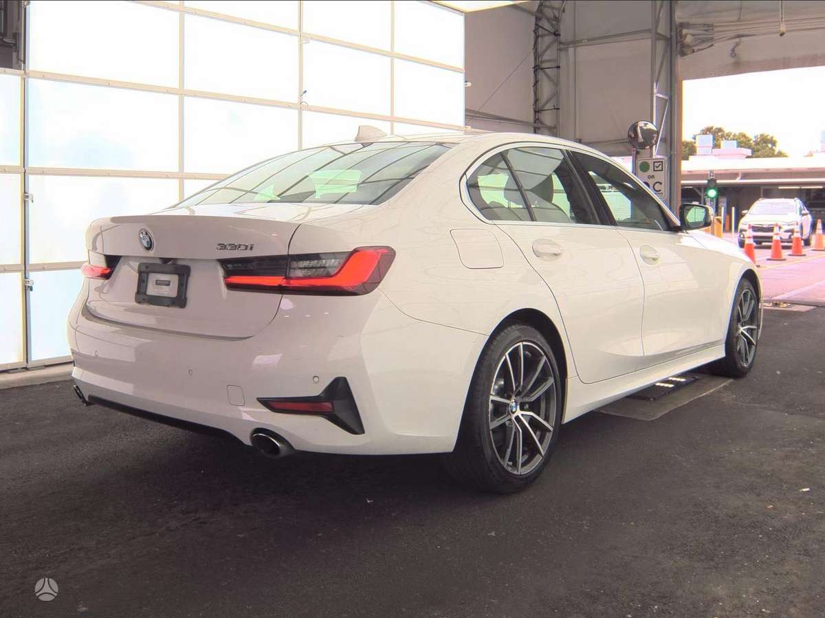 BMW 330, 2.0 l., Седан