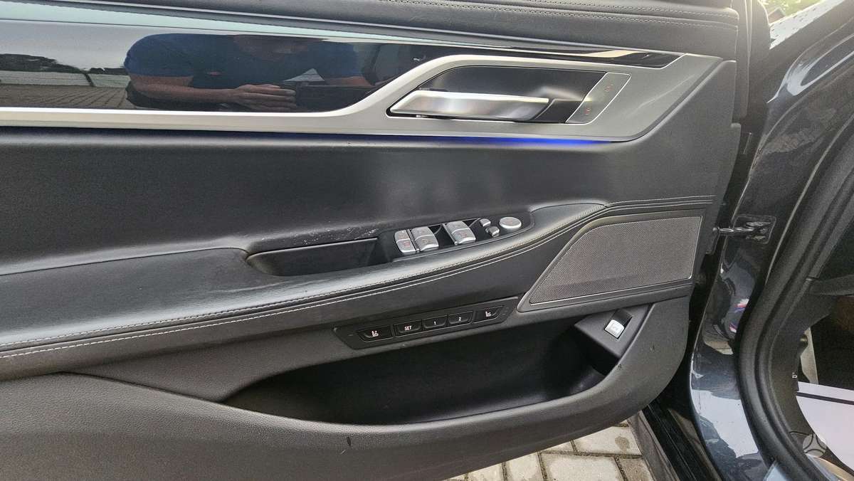 BMW 750, 4.4 l., Седан