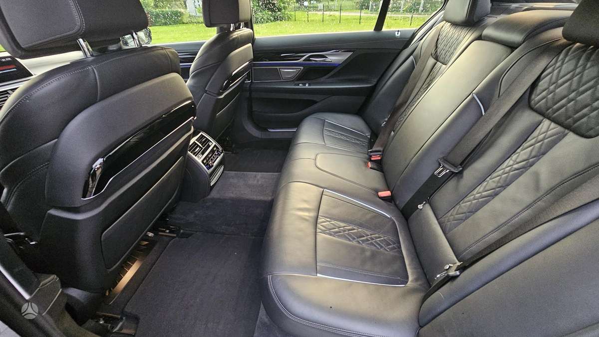 BMW 750, 4.4 l., Седан