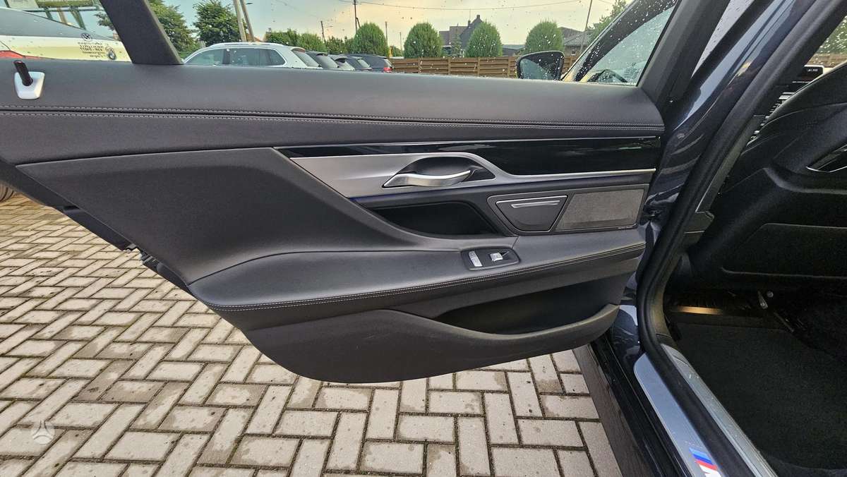 BMW 750, 4.4 l., Седан