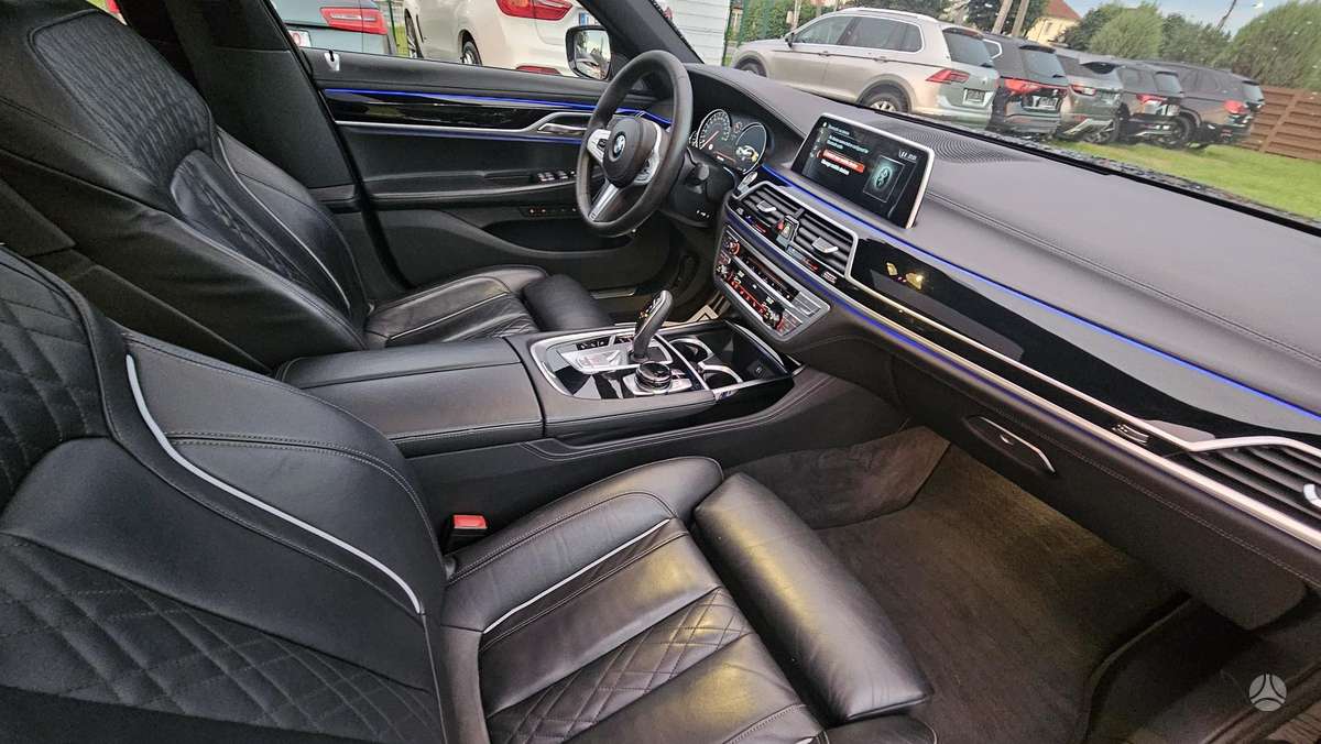 BMW 750, 4.4 l., Седан