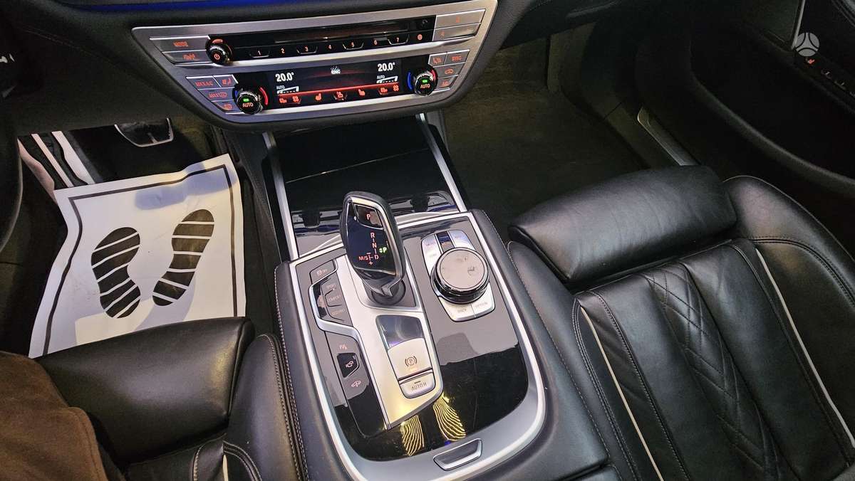 BMW 750, 4.4 l., Седан