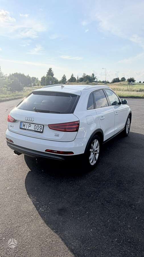 Audi Q3, 2.0 l., off-road / crossover