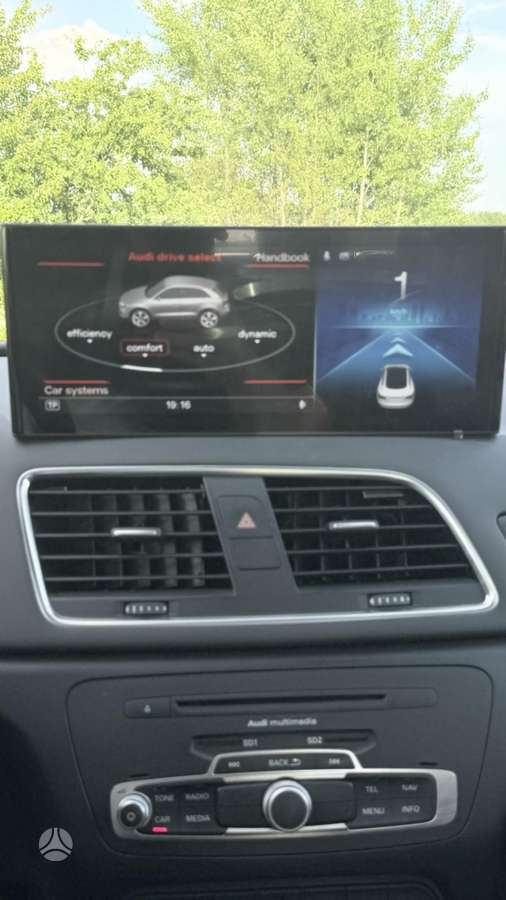 Audi Q3, 2.0 l., off-road / crossover