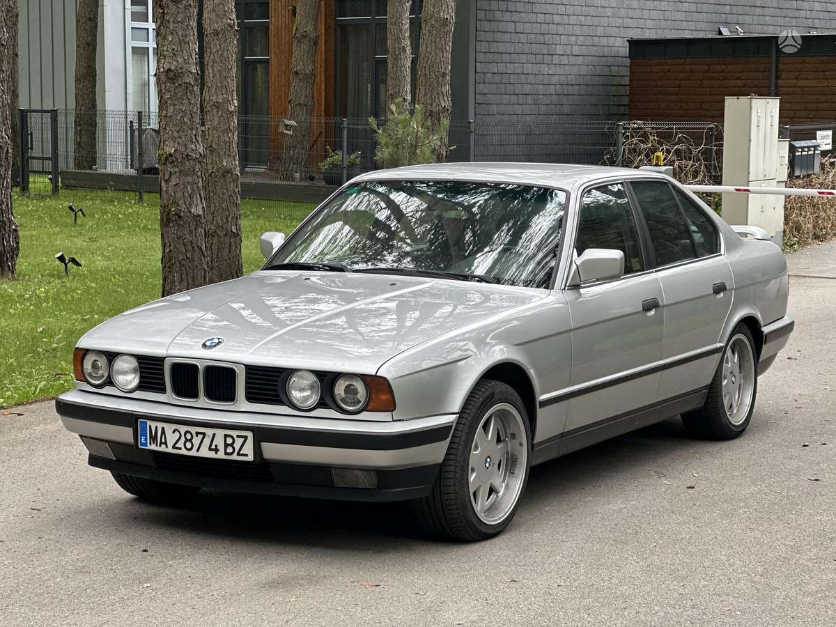 BMW 525, saloon / sedan