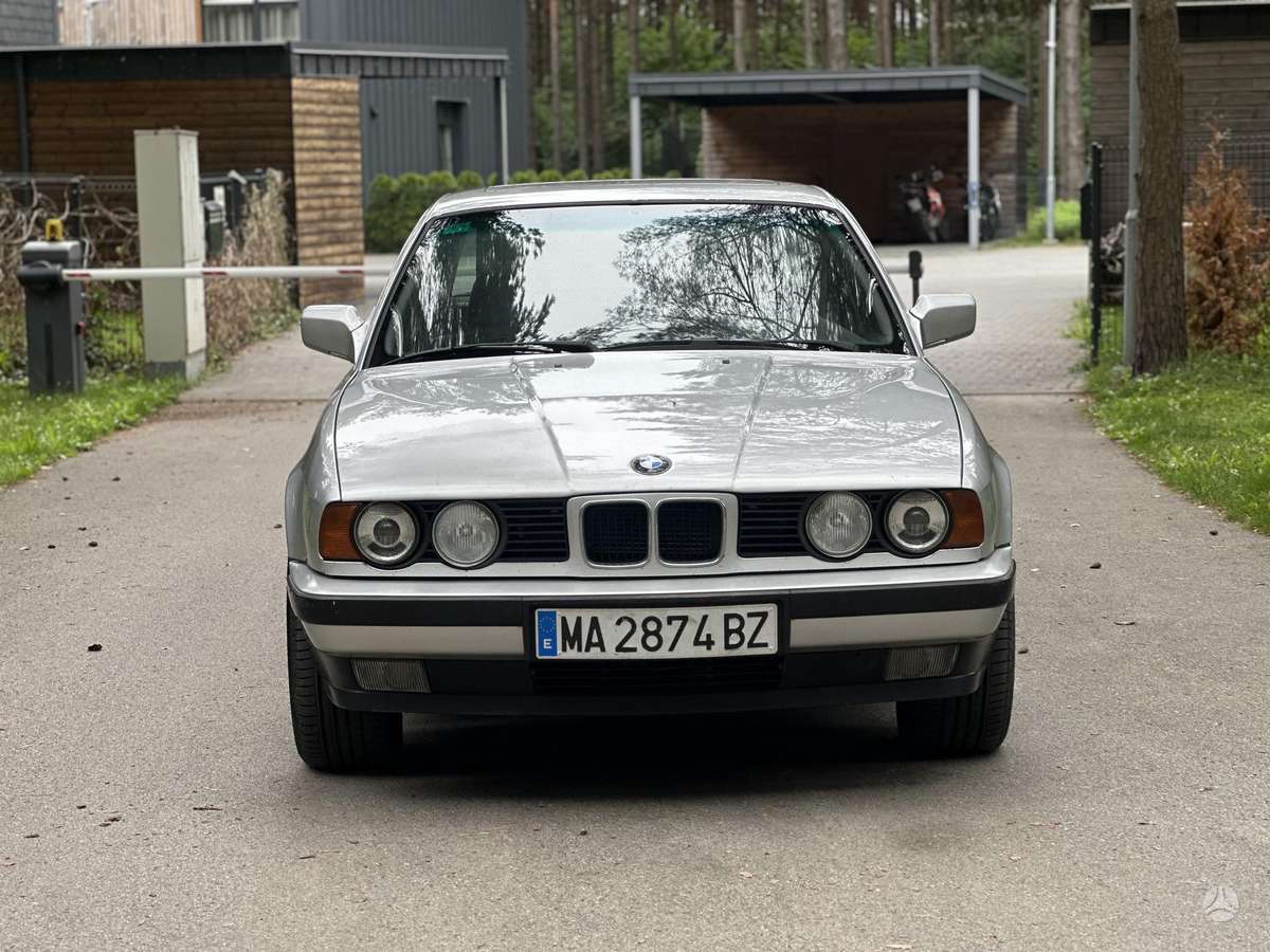 BMW 525, saloon / sedan