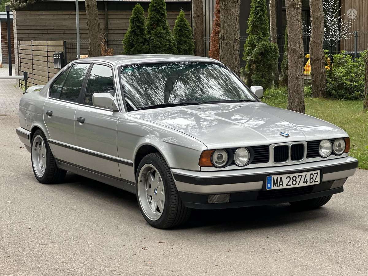 BMW 525, saloon / sedan