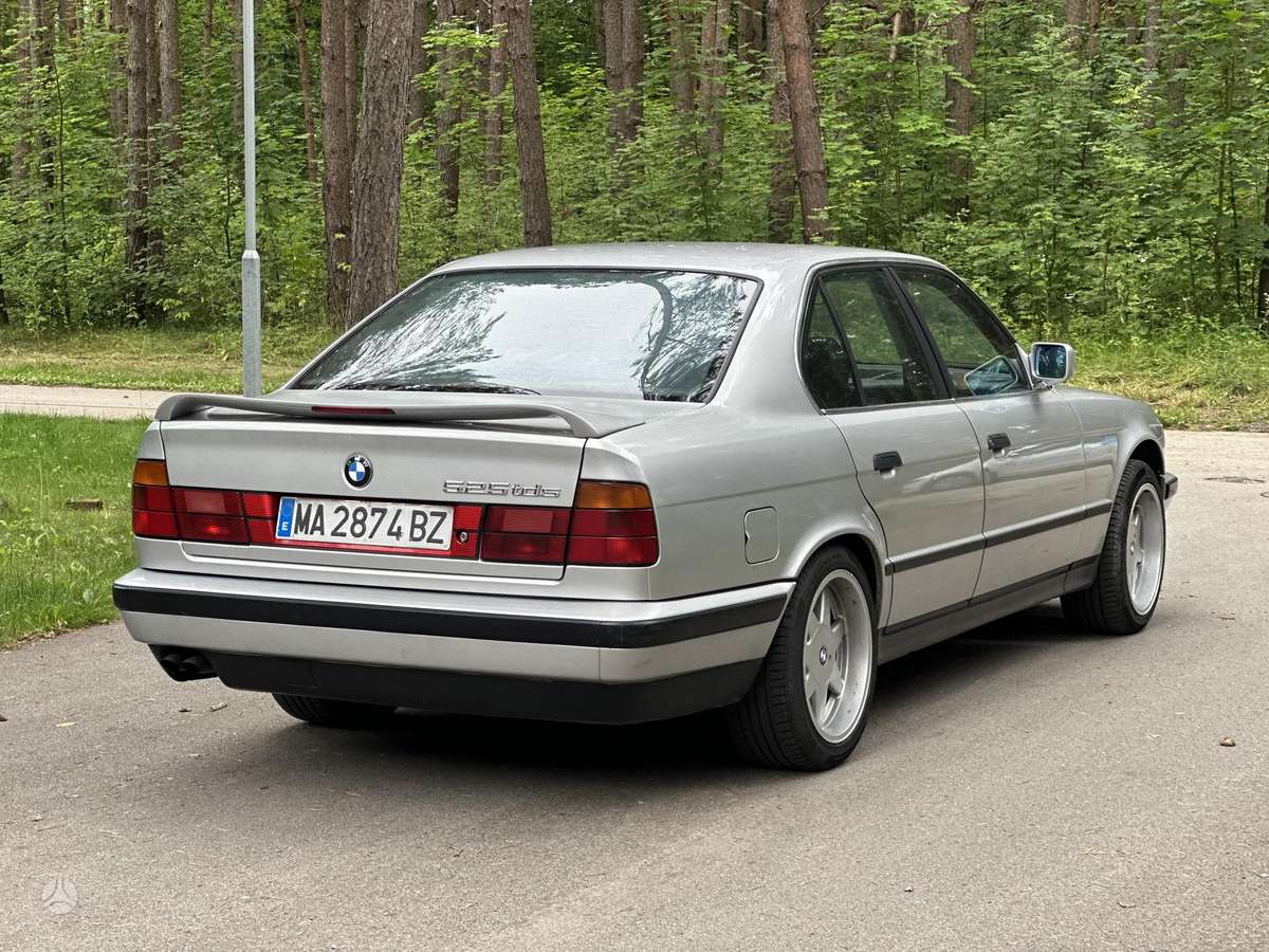 BMW 525, saloon / sedan