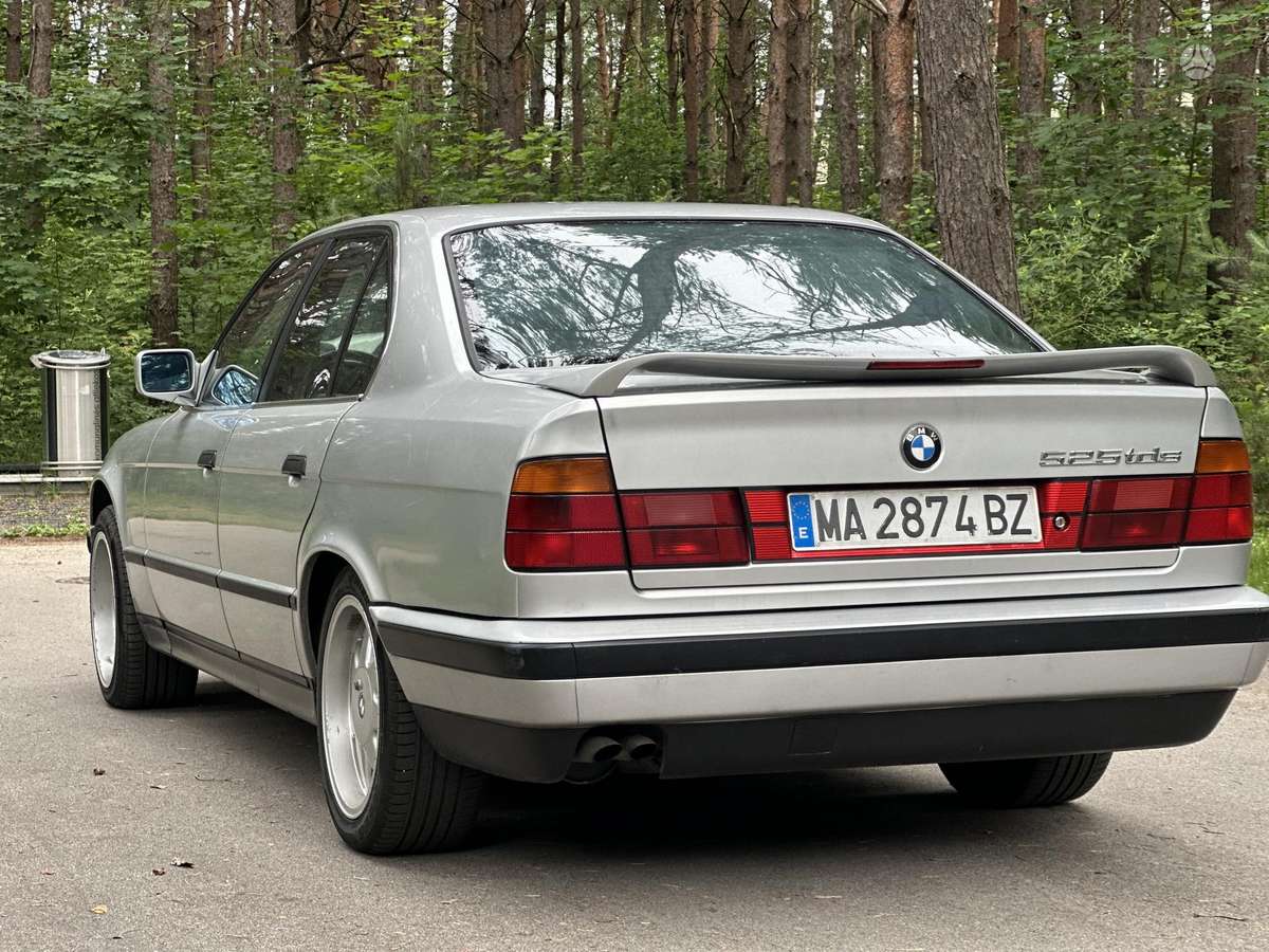 BMW 525, saloon / sedan