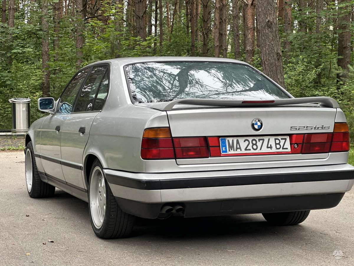 BMW 525, sedans