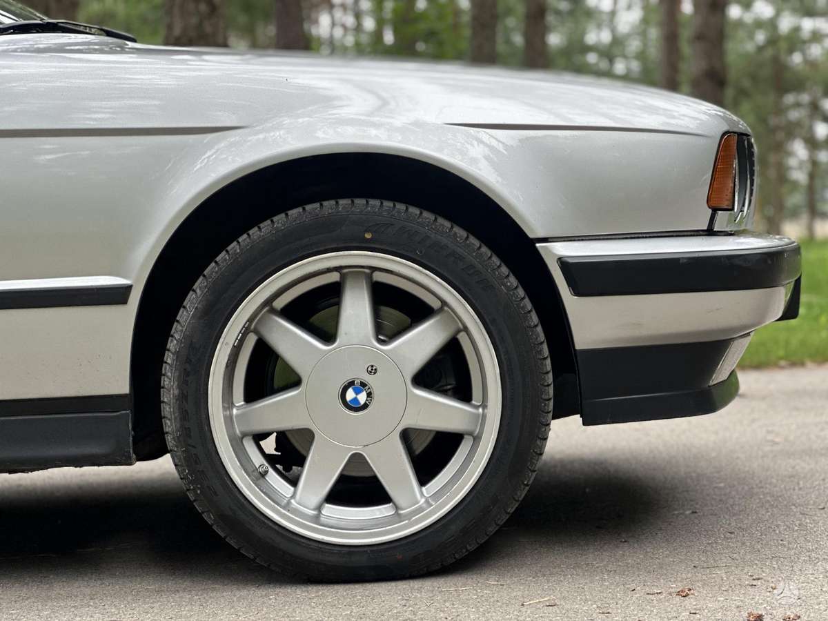 BMW 525, saloon / sedan
